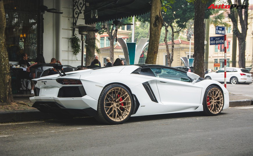 Đại gia Hà thành thay vó ngàn đô cho Lamborghini Aventador Roadster đón Tết Nguyên Đán - Ảnh 7. Đại gia Hà thành thay vó ngàn đô cho Lamborghini Aventador Roadster đón Tết Nguyên Đán - Ảnh 7.