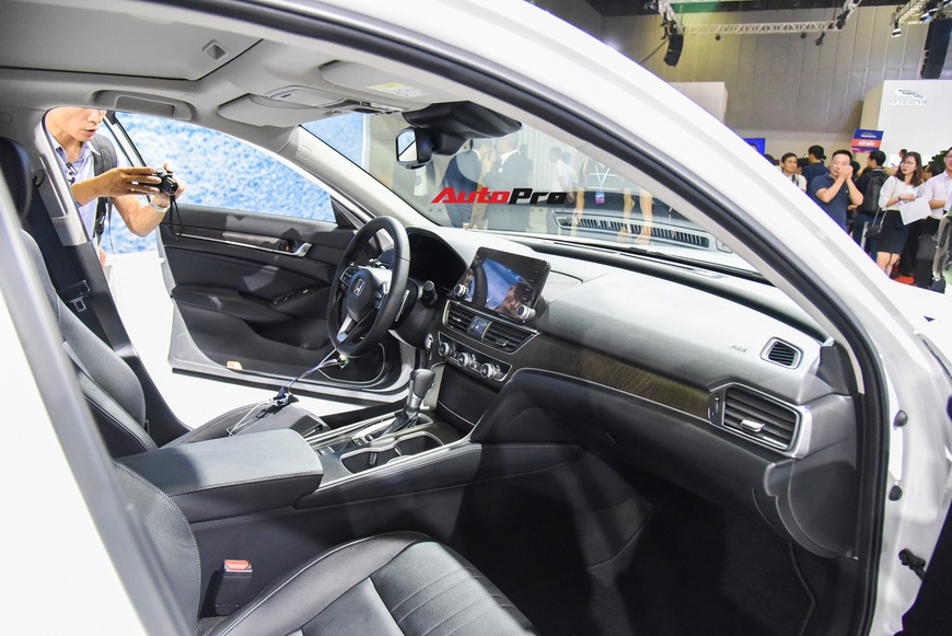 Chi tiết Honda Accord 2019 vừa chào sân Triển lãm Ô tô Việt Nam 2019 - Ảnh 8. Chi tiết Honda Accord 2019 vừa chào sân Triển lãm Ô tô Việt Nam 2019 - Ảnh 8.