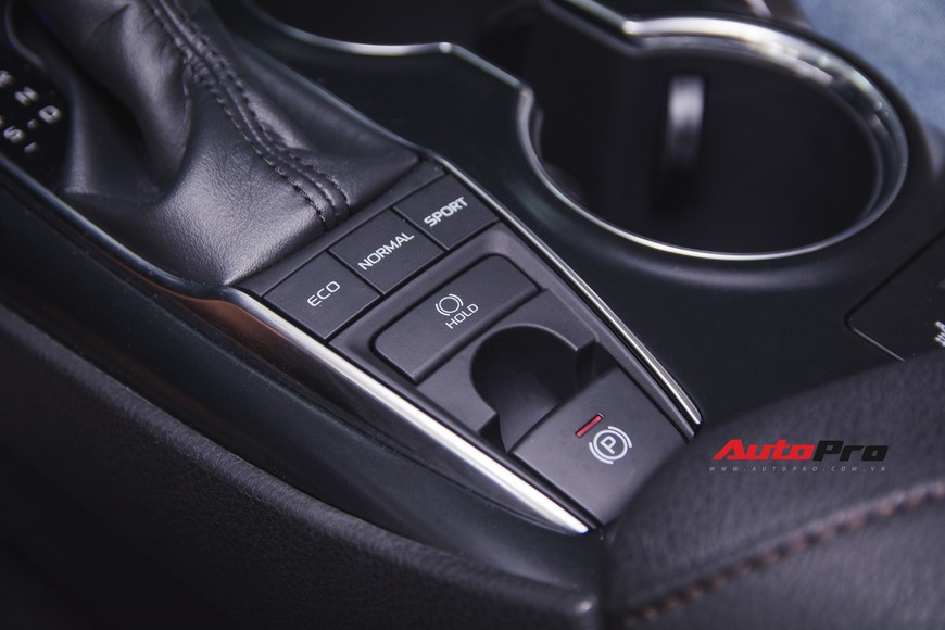Khám phá Toyota Camry thế hệ mới đầu tiên VN: nhập Mỹ chất chơi, giá 2,5 tỷ đồng ngang Lexus ES250 - Ảnh 14. Khám phá Toyota Camry thế hệ mới đầu tiên VN: nhập Mỹ chất chơi, giá 2,5 tỷ đồng ngang Lexus ES250 - Ảnh 14.