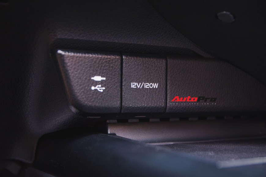 Khám phá Toyota Camry thế hệ mới đầu tiên VN: nhập Mỹ chất chơi, giá 2,5 tỷ đồng ngang Lexus ES250 - Ảnh 13. Khám phá Toyota Camry thế hệ mới đầu tiên VN: nhập Mỹ chất chơi, giá 2,5 tỷ đồng ngang Lexus ES250 - Ảnh 13.