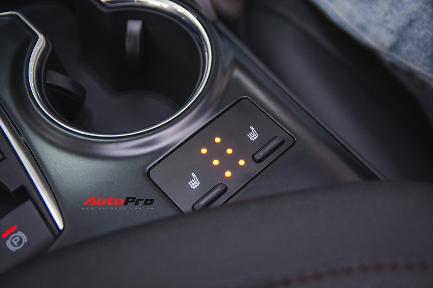 Khám phá Toyota Camry thế hệ mới đầu tiên VN: nhập Mỹ chất chơi, giá 2,5 tỷ đồng ngang Lexus ES250 - Ảnh 12. Khám phá Toyota Camry thế hệ mới đầu tiên VN: nhập Mỹ chất chơi, giá 2,5 tỷ đồng ngang Lexus ES250 - Ảnh 12.