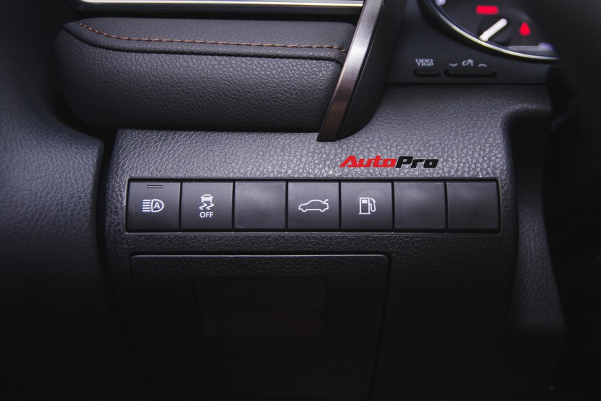 Khám phá Toyota Camry thế hệ mới đầu tiên VN: nhập Mỹ chất chơi, giá 2,5 tỷ đồng ngang Lexus ES250 - Ảnh 10. Khám phá Toyota Camry thế hệ mới đầu tiên VN: nhập Mỹ chất chơi, giá 2,5 tỷ đồng ngang Lexus ES250 - Ảnh 10.