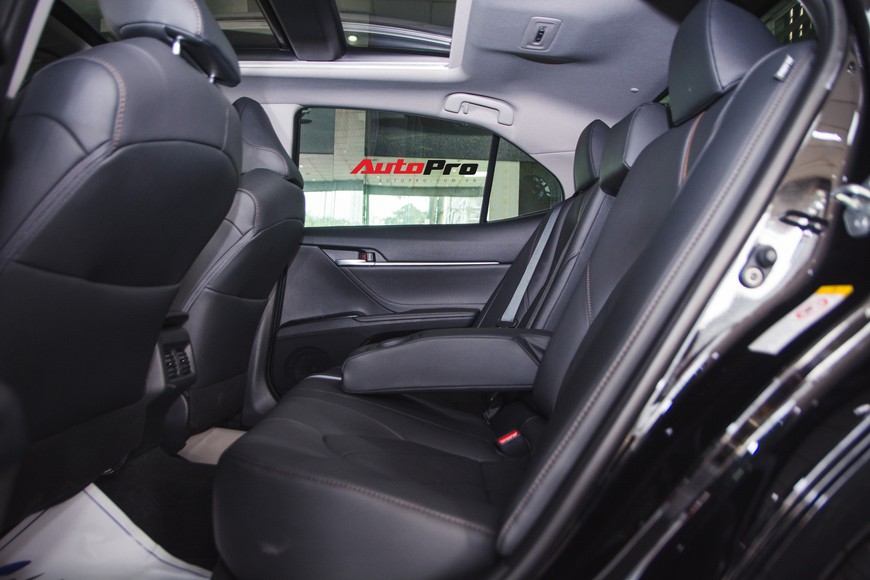 Khám phá Toyota Camry thế hệ mới đầu tiên VN: nhập Mỹ chất chơi, giá 2,5 tỷ đồng ngang Lexus ES250 - Ảnh 16. Khám phá Toyota Camry thế hệ mới đầu tiên VN: nhập Mỹ chất chơi, giá 2,5 tỷ đồng ngang Lexus ES250 - Ảnh 16.