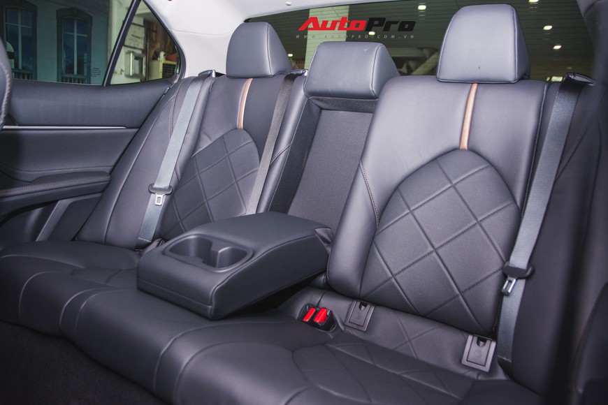 Khám phá Toyota Camry thế hệ mới đầu tiên VN: nhập Mỹ chất chơi, giá 2,5 tỷ đồng ngang Lexus ES250 - Ảnh 15. Khám phá Toyota Camry thế hệ mới đầu tiên VN: nhập Mỹ chất chơi, giá 2,5 tỷ đồng ngang Lexus ES250 - Ảnh 15.
