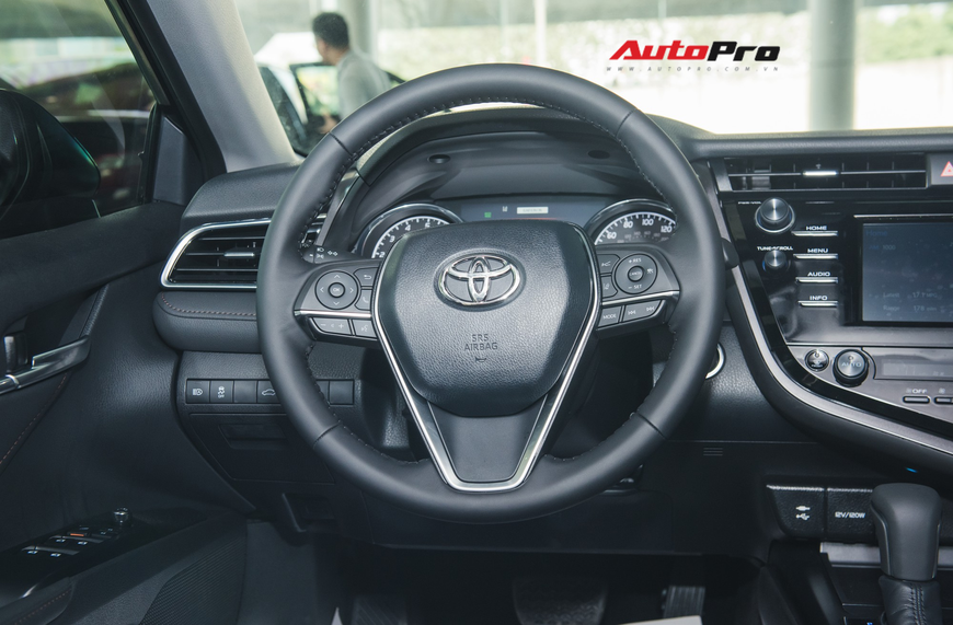 Khám phá Toyota Camry thế hệ mới đầu tiên VN: nhập Mỹ chất chơi, giá 2,5 tỷ đồng ngang Lexus ES250 - Ảnh 8. Khám phá Toyota Camry thế hệ mới đầu tiên VN: nhập Mỹ chất chơi, giá 2,5 tỷ đồng ngang Lexus ES250 - Ảnh 8.
