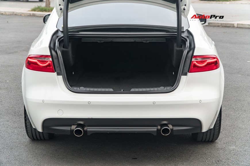 Chạy lướt hơn 8.000 km, đối thủ Mercedes-Benz E-Class hạ giá chưa tới 2 tỷ đồng để tìm chủ nhân mới - Ảnh 5. Chạy lướt hơn 8.000 km, đối thủ Mercedes-Benz E-Class hạ giá chưa tới 2 tỷ đồng để tìm chủ nhân mới - Ảnh 5.