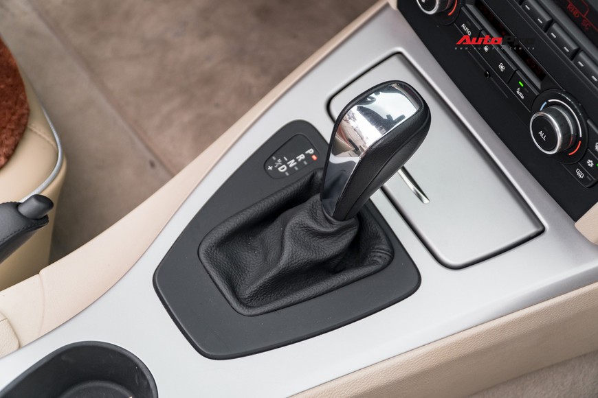 8 năm chỉ chạy 1 vạn km, đây là chiếc BMW 325i mui trần độc nhất vô nhị trên thị trường xe cũ - Ảnh 9. 8 năm chỉ chạy 1 vạn km, đây là chiếc BMW 325i mui trần độc nhất vô nhị trên thị trường xe cũ - Ảnh 9.