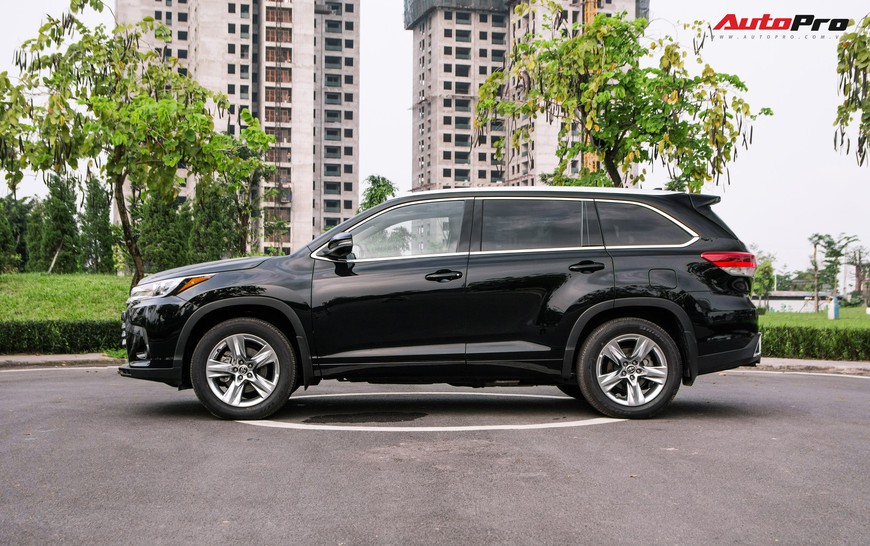 Toyota Highlander Limited 2019 đầu tiên giá hơn 4 tỷ đồng về Việt Nam: Động cơ V6, nhập khẩu Mỹ - Ảnh 3. Toyota Highlander Limited 2019 đầu tiên giá hơn 4 tỷ đồng về Việt Nam: Động cơ V6, nhập khẩu Mỹ - Ảnh 3.