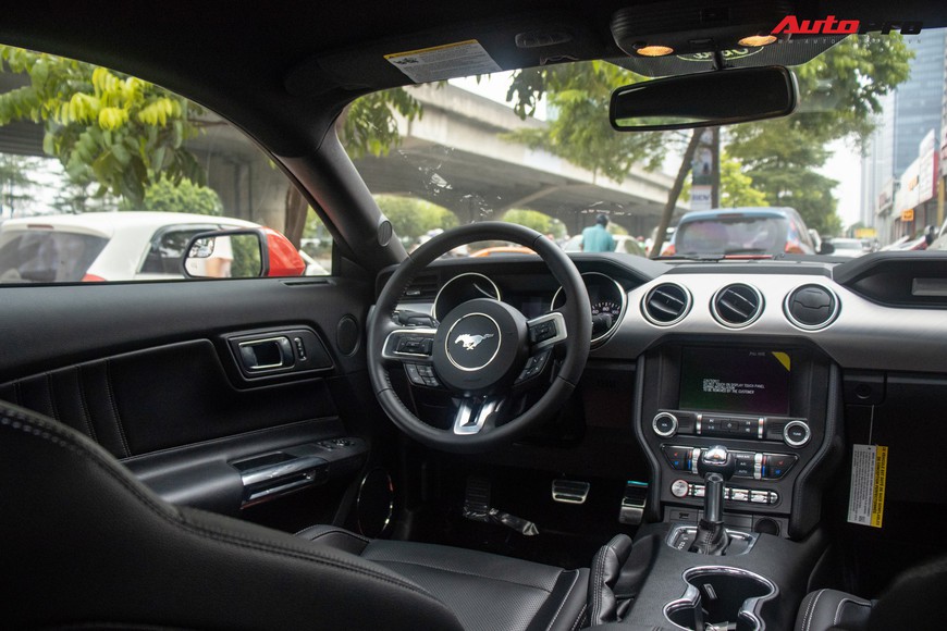 Mục sở thị xe cơ bắp Mỹ Ford Mustang Ecoboost Premium 2019 giá hơn 3,1 tỷ đồng đầu tiên về Việt Nam - Ảnh 4. Mục sở thị xe cơ bắp Mỹ Ford Mustang Ecoboost Premium 2019 giá hơn 3,1 tỷ đồng đầu tiên về Việt Nam - Ảnh 4.