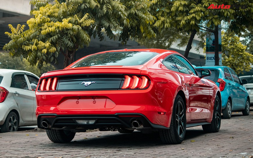 Mục sở thị xe cơ bắp Mỹ Ford Mustang Ecoboost Premium 2019 giá hơn 3,1 tỷ đồng đầu tiên về Việt Nam - Ảnh 2. Mục sở thị xe cơ bắp Mỹ Ford Mustang Ecoboost Premium 2019 giá hơn 3,1 tỷ đồng đầu tiên về Việt Nam - Ảnh 2.