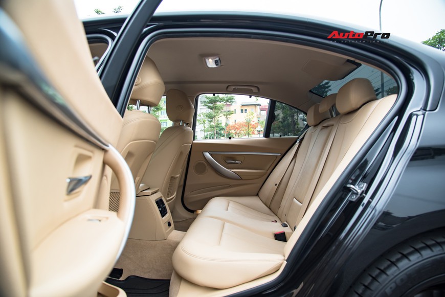 Hàng hiếm BMW 330i chỉ đắt hơn Toyota Camry 64 triệu đồng sau 43.000 km - Ảnh 11. Hàng hiếm BMW 330i chỉ đắt hơn Toyota Camry 64 triệu đồng sau 43.000 km - Ảnh 11.