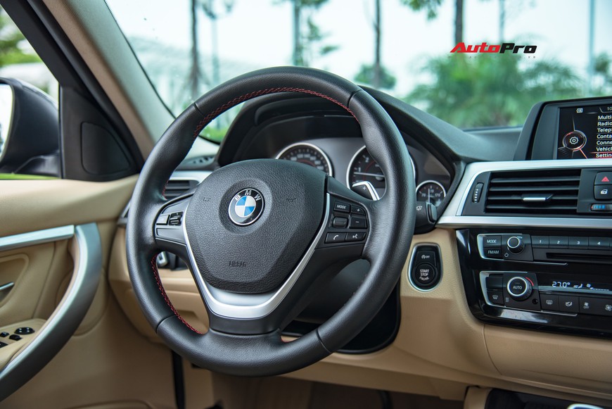 Hàng hiếm BMW 330i chỉ đắt hơn Toyota Camry 64 triệu đồng sau 43.000 km - Ảnh 8. Hàng hiếm BMW 330i chỉ đắt hơn Toyota Camry 64 triệu đồng sau 43.000 km - Ảnh 8.