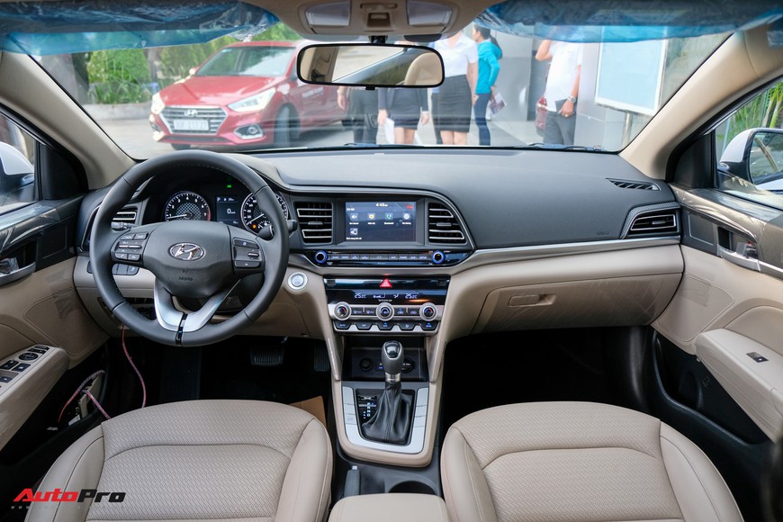 Cận cảnh Hyundai Elantra 2019 giá từ 580 triệu đồng đã về đại lý, phả hơi nóng lên Kia Cerato - Ảnh 9. Cận cảnh Hyundai Elantra 2019 giá từ 580 triệu đồng đã về đại lý, phả hơi nóng lên Kia Cerato - Ảnh 9.