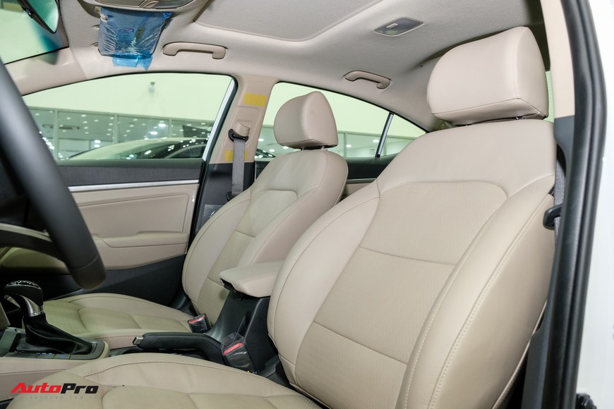 Cận cảnh Hyundai Elantra 2019 giá từ 580 triệu đồng đã về đại lý, phả hơi nóng lên Kia Cerato - Ảnh 14. Cận cảnh Hyundai Elantra 2019 giá từ 580 triệu đồng đã về đại lý, phả hơi nóng lên Kia Cerato - Ảnh 14.