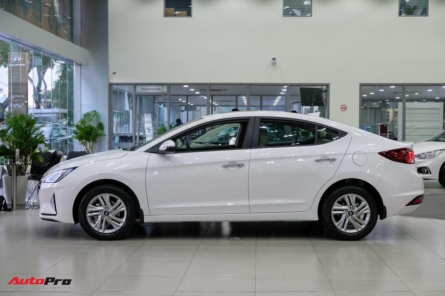 Cận cảnh Hyundai Elantra 2019 giá từ 580 triệu đồng đã về đại lý, phả hơi nóng lên Kia Cerato - Ảnh 4. Cận cảnh Hyundai Elantra 2019 giá từ 580 triệu đồng đã về đại lý, phả hơi nóng lên Kia Cerato - Ảnh 4.