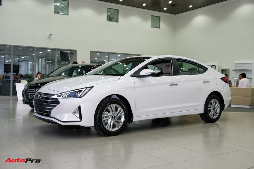 Cận cảnh Hyundai Elantra 2019 giá từ 580 triệu đồng đã về đại lý, phả hơi nóng lên Kia Cerato - Ảnh 1. Cận cảnh Hyundai Elantra 2019 giá từ 580 triệu đồng đã về đại lý, phả hơi nóng lên Kia Cerato - Ảnh 1.