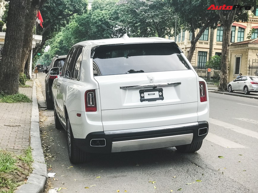 Vừa khui công, Rolls-Royce Cullinan đầu tiên Việt Nam đã cùng chủ nhân dạo phố Hà Nội - Ảnh 11. Vừa khui công, Rolls-Royce Cullinan đầu tiên Việt Nam đã cùng chủ nhân dạo phố Hà Nội - Ảnh 11.