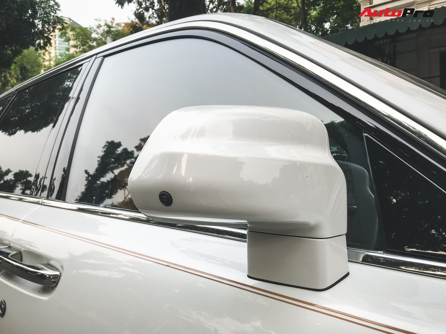 Vừa khui công, Rolls-Royce Cullinan đầu tiên Việt Nam đã cùng chủ nhân dạo phố Hà Nội - Ảnh 6. Vừa khui công, Rolls-Royce Cullinan đầu tiên Việt Nam đã cùng chủ nhân dạo phố Hà Nội - Ảnh 6.