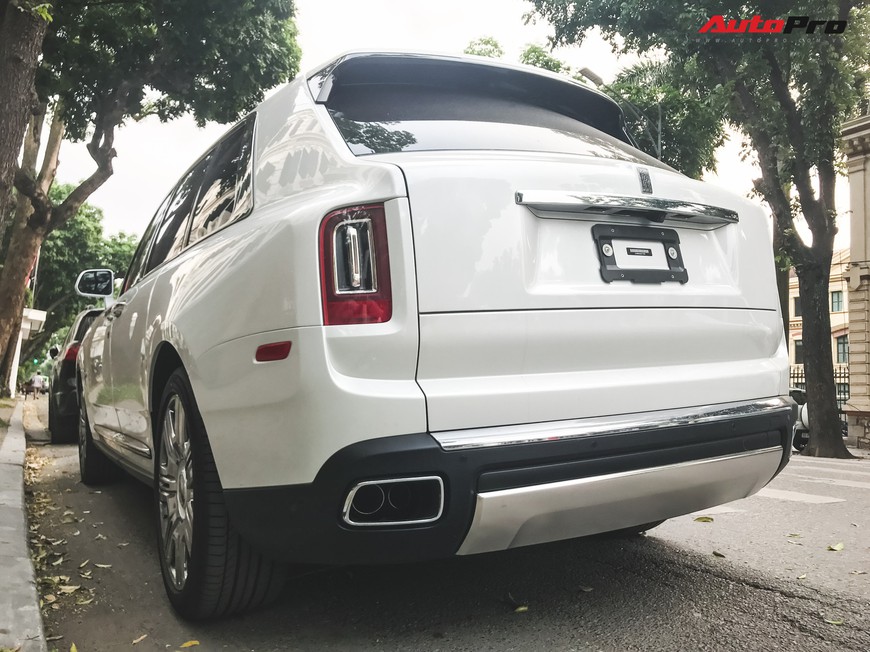 Vừa khui công, Rolls-Royce Cullinan đầu tiên Việt Nam đã cùng chủ nhân dạo phố Hà Nội - Ảnh 9. Vừa khui công, Rolls-Royce Cullinan đầu tiên Việt Nam đã cùng chủ nhân dạo phố Hà Nội - Ảnh 9.