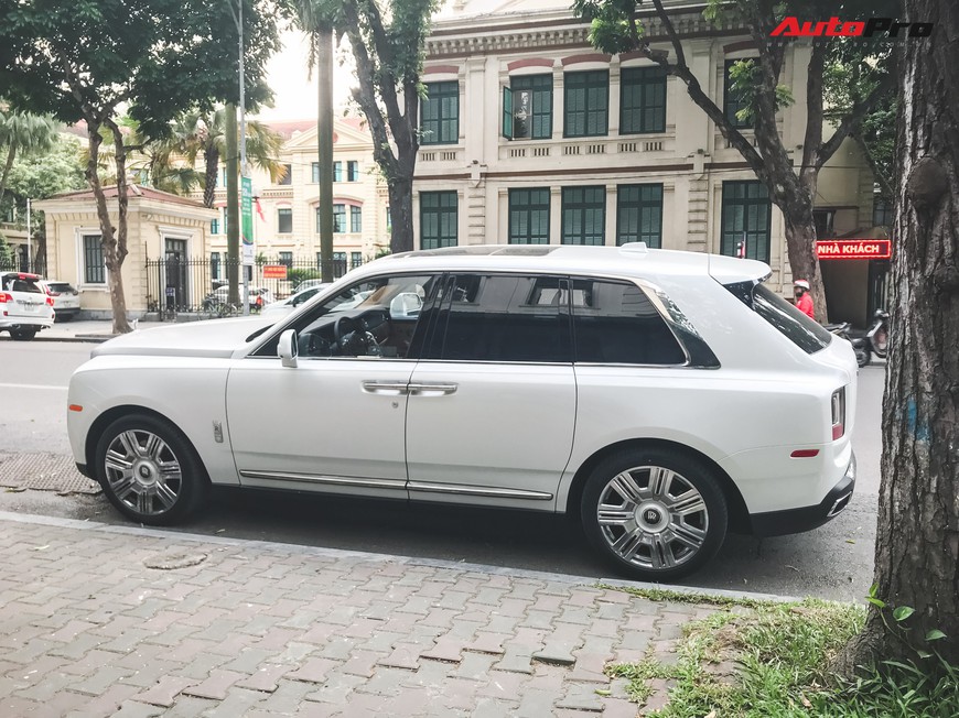 Vừa khui công, Rolls-Royce Cullinan đầu tiên Việt Nam đã cùng chủ nhân dạo phố Hà Nội - Ảnh 8. Vừa khui công, Rolls-Royce Cullinan đầu tiên Việt Nam đã cùng chủ nhân dạo phố Hà Nội - Ảnh 8.