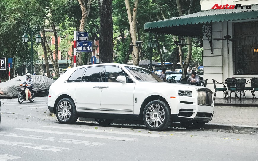 Vừa khui công, Rolls-Royce Cullinan đầu tiên Việt Nam đã cùng chủ nhân dạo phố Hà Nội - Ảnh 2. Vừa khui công, Rolls-Royce Cullinan đầu tiên Việt Nam đã cùng chủ nhân dạo phố Hà Nội - Ảnh 2.