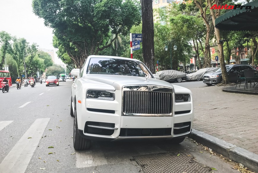 Vừa khui công, Rolls-Royce Cullinan đầu tiên Việt Nam đã cùng chủ nhân dạo phố Hà Nội - Ảnh 3. Vừa khui công, Rolls-Royce Cullinan đầu tiên Việt Nam đã cùng chủ nhân dạo phố Hà Nội - Ảnh 3.