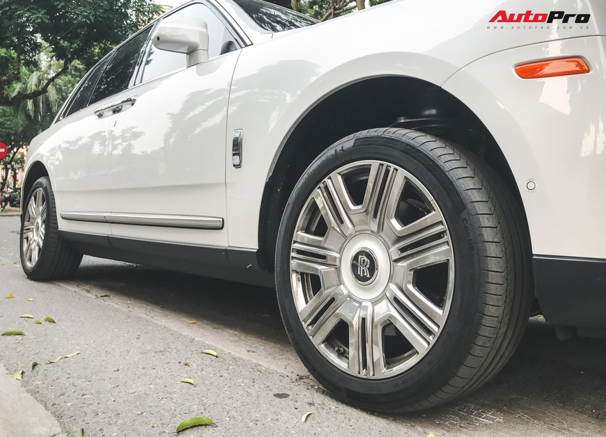 Vừa khui công, Rolls-Royce Cullinan đầu tiên Việt Nam đã cùng chủ nhân dạo phố Hà Nội - Ảnh 7. Vừa khui công, Rolls-Royce Cullinan đầu tiên Việt Nam đã cùng chủ nhân dạo phố Hà Nội - Ảnh 7.