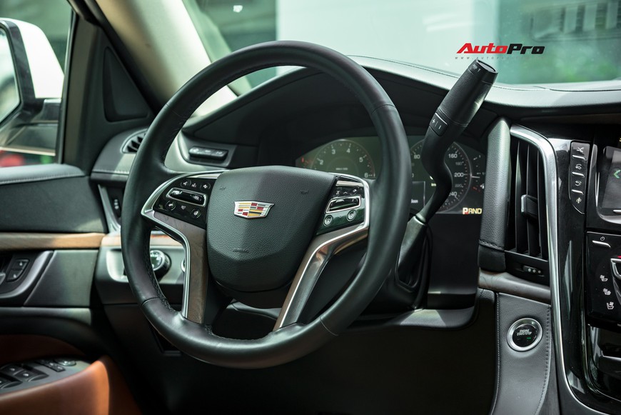Cadillac Escalade 2015 giá 4,8 tỷ đồng - Khủng long Mỹ giữ chất sau 4 năm tuổi - Ảnh 8. Cadillac Escalade 2015 giá 4,8 tỷ đồng - Khủng long Mỹ giữ chất sau 4 năm tuổi - Ảnh 8.