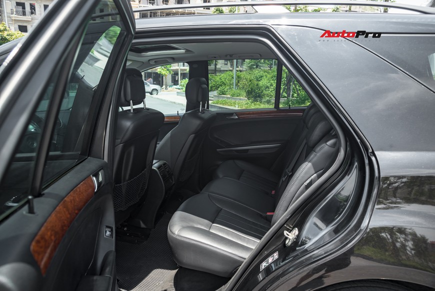 Trải nghiệm nhanh SUV Mercedes-Benz 11 tuổi giá 700 triệu - Thú chơi cho người không quan trọng hình thức - Ảnh 7. Trải nghiệm nhanh SUV Mercedes-Benz 11 tuổi giá 700 triệu - Thú chơi cho người không quan trọng hình thức - Ảnh 7.