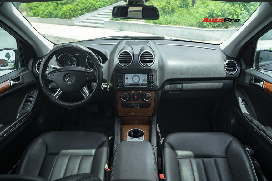Trải nghiệm nhanh SUV Mercedes-Benz 11 tuổi giá 700 triệu - Thú chơi cho người không quan trọng hình thức - Ảnh 4. Trải nghiệm nhanh SUV Mercedes-Benz 11 tuổi giá 700 triệu - Thú chơi cho người không quan trọng hình thức - Ảnh 4.
