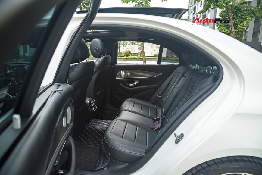 Đại gia Hà Nội bán Mercedes-Benz E300 AMG 2 năm tuổi chỉ lỗ 200 triệu là nhờ vào bí quyết này - Ảnh 11. Đại gia Hà Nội bán Mercedes-Benz E300 AMG 2 năm tuổi chỉ lỗ 200 triệu là nhờ vào bí quyết này - Ảnh 11.
