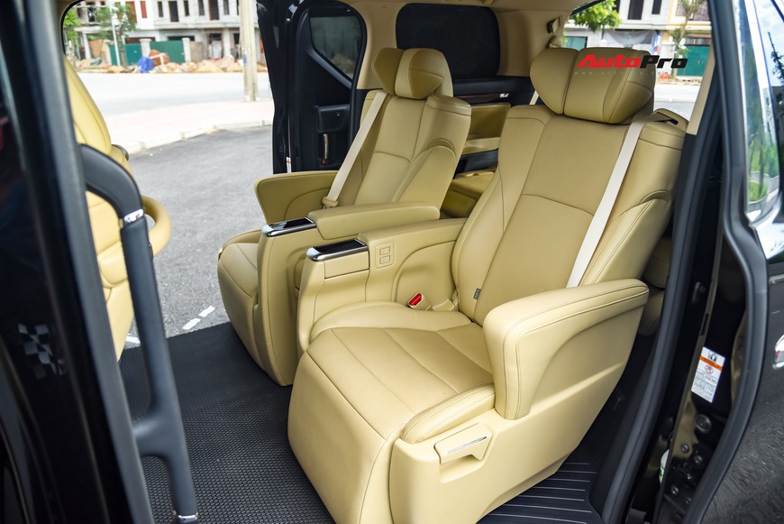 Chạy 8.000 km, Toyota Alphard độ khủng bán lại chỉ thua giá mua mới 38 triệu đồng - Ảnh 9. Chạy 8.000 km, Toyota Alphard độ khủng bán lại chỉ thua giá mua mới 38 triệu đồng - Ảnh 9.