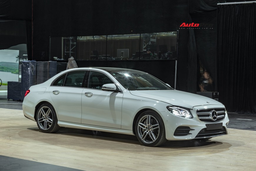 Đánh giá nhanh Mercedes-Benz E-Class 2019: Đe doạ cả BMW 3-Series mới sắp về Việt Nam - Ảnh 9. Đánh giá nhanh Mercedes-Benz E-Class 2019: Đe doạ cả BMW 3-Series mới sắp về Việt Nam - Ảnh 9.
