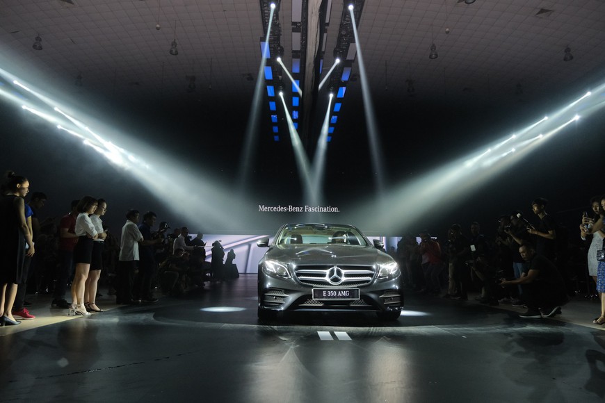 Đánh giá nhanh Mercedes-Benz E-Class 2019: Đe doạ cả BMW 3-Series mới sắp về Việt Nam - Ảnh 8. Đánh giá nhanh Mercedes-Benz E-Class 2019: Đe doạ cả BMW 3-Series mới sắp về Việt Nam - Ảnh 8.