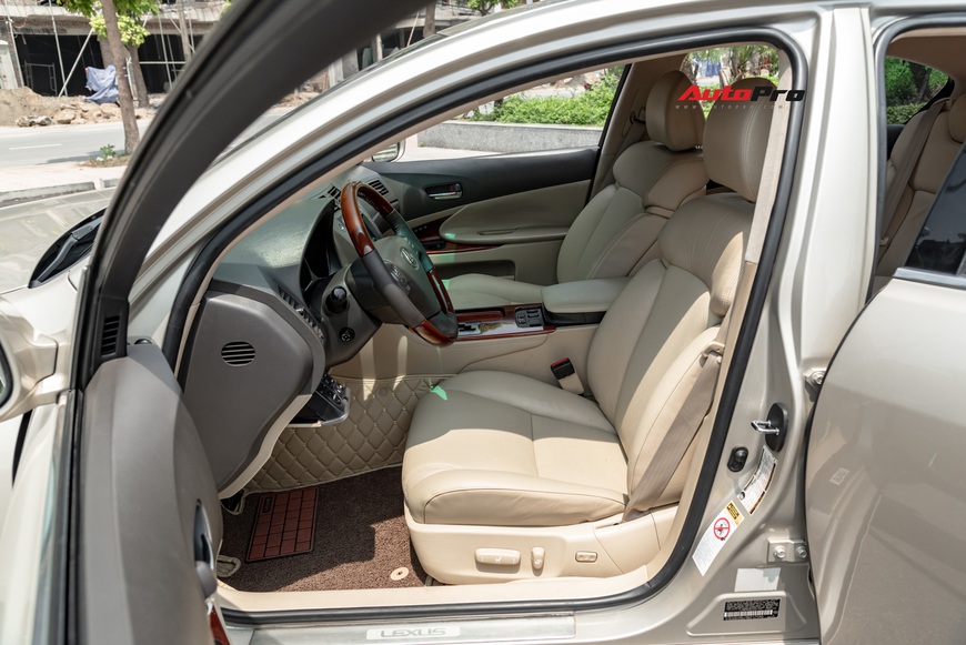 Qua thời đỉnh cao, Lexus GS 350 bán lại chỉ hơn 700 triệu đồng - Ảnh 8. Qua thời đỉnh cao, Lexus GS 350 bán lại chỉ hơn 700 triệu đồng - Ảnh 8.