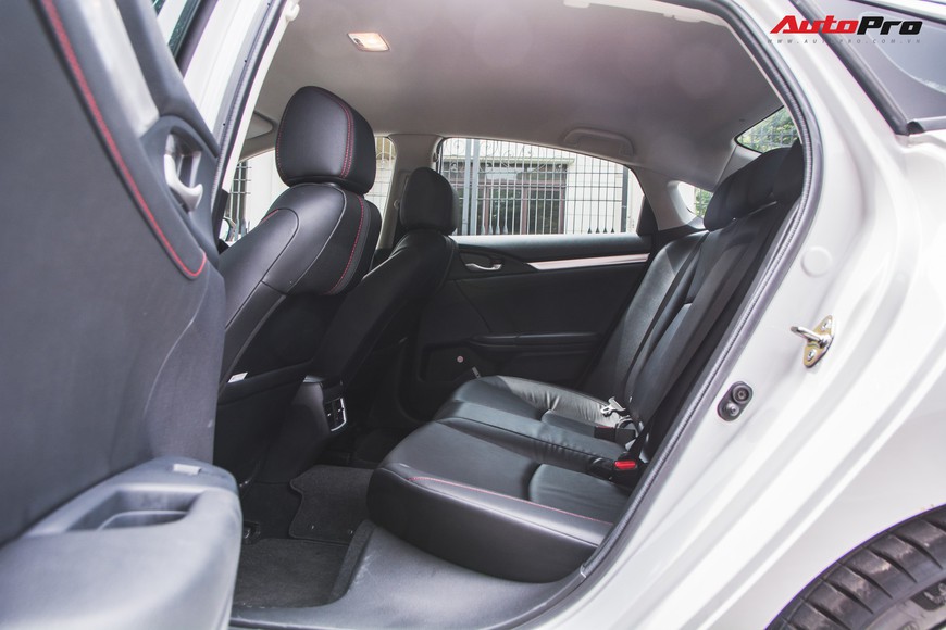 Đánh giá Honda Civic RS 2019 - Lựa chọn cần cả con tim và lý trí - Ảnh 10. Đánh giá Honda Civic RS 2019 - Lựa chọn cần cả con tim và lý trí - Ảnh 10.