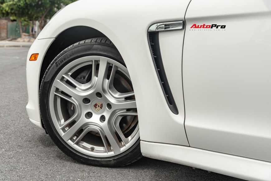 6 năm tuổi, Porsche Panamera hạ giá còn hơn 2 tỷ đồng, rẻ ngang Mercedes-Benz E-Class vừa ra mắt - Ảnh 3. 6 năm tuổi, Porsche Panamera hạ giá còn hơn 2 tỷ đồng, rẻ ngang Mercedes-Benz E-Class vừa ra mắt - Ảnh 3.