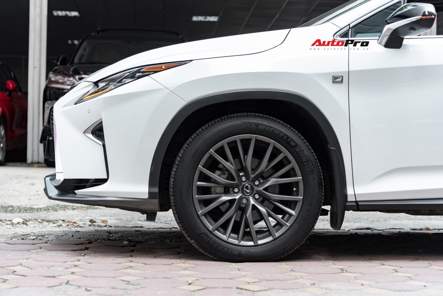 3 năm tuổi, Lexus RX350 F-Sport vẫn giữ giá hơn 3,8 tỷ đồng - Ảnh 3. 3 năm tuổi, Lexus RX350 F-Sport vẫn giữ giá hơn 3,8 tỷ đồng - Ảnh 3.