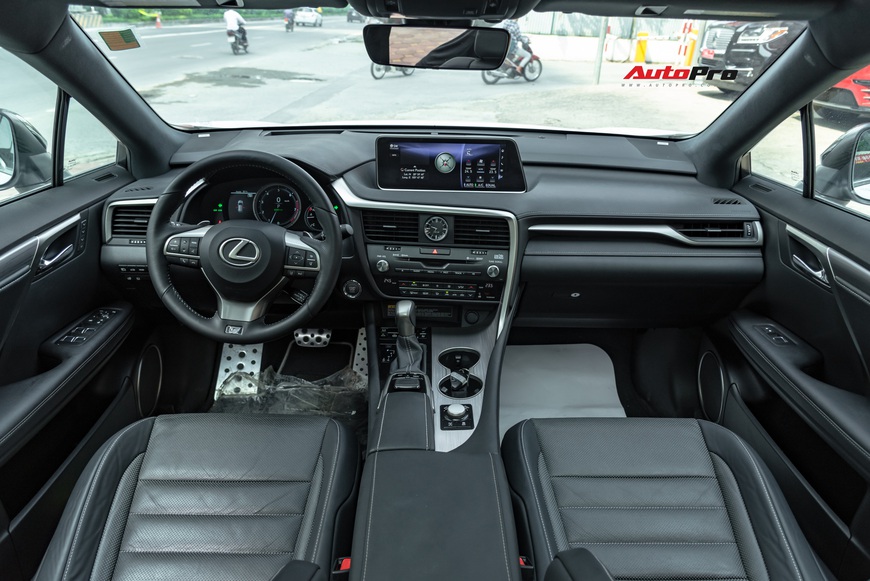 3 năm tuổi, Lexus RX350 F-Sport vẫn giữ giá hơn 3,8 tỷ đồng - Ảnh 7. 3 năm tuổi, Lexus RX350 F-Sport vẫn giữ giá hơn 3,8 tỷ đồng - Ảnh 7.