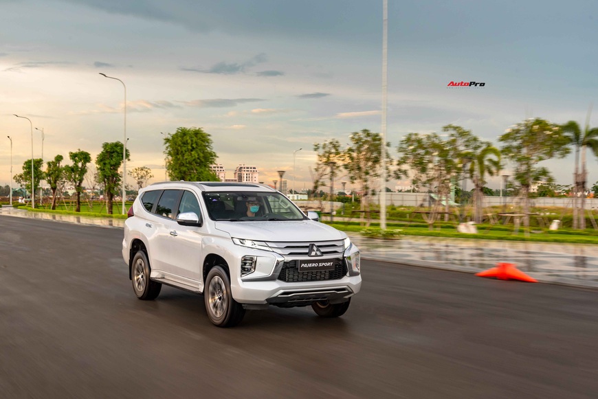 Mitsubishi Pajero Sport 2020 giá từ 1,11 tỷ đồng - Lật ‘thế cờ’ công nghệ với Toyota Fortuner - Ảnh 8.