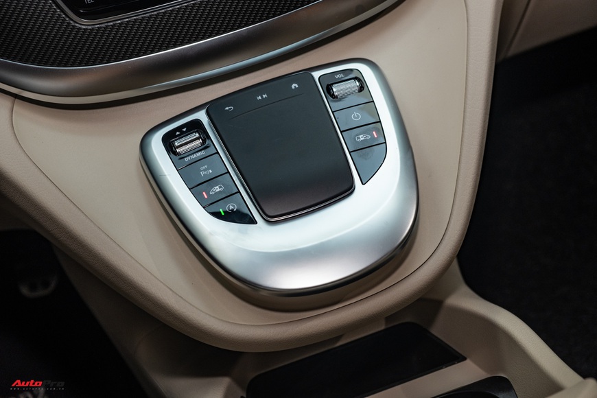 Đánh giá nhanh Mercedes-Benz V 250 AMG: Hơn 3 tỷ đổi đẳng cấp thương gia cho người Việt - Ảnh 18. Đánh giá nhanh Mercedes-Benz V 250 AMG: Hơn 3 tỷ đổi đẳng cấp thương gia cho người Việt - Ảnh 18.