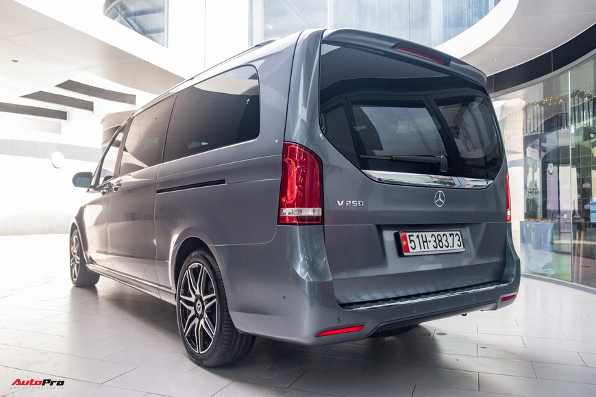 Đánh giá nhanh Mercedes-Benz V 250 AMG: Hơn 3 tỷ đổi đẳng cấp thương gia cho người Việt - Ảnh 8. Đánh giá nhanh Mercedes-Benz V 250 AMG: Hơn 3 tỷ đổi đẳng cấp thương gia cho người Việt - Ảnh 8.
