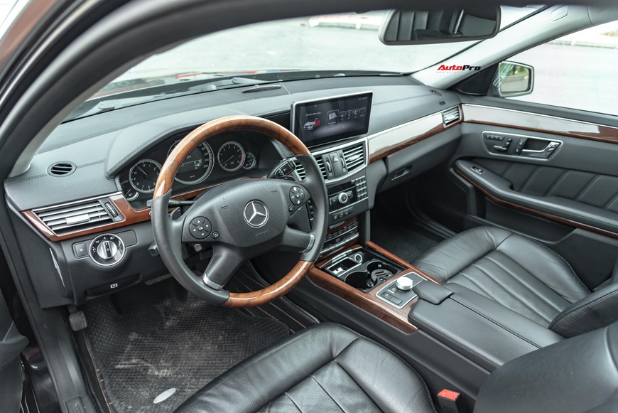 Đại gia Việt bán Mercedes-Benz E 300 độ ngược, giá rẻ hơn Mazda3 2019 hàng chục triệu đồng - Ảnh 4. Đại gia Việt bán Mercedes-Benz E 300 độ ngược, giá rẻ hơn Mazda3 2019 hàng chục triệu đồng - Ảnh 4.