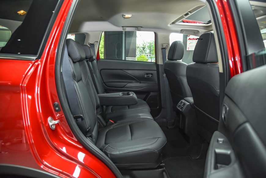 Đánh giá nhanh Mitsubishi Outlander: 15 điểm mới, giá gần như không đổi và cơ hội bám đuổi Honda CR-V, Mazda CX-5 - Ảnh 8. Đánh giá nhanh Mitsubishi Outlander: 15 điểm mới, giá gần như không đổi và cơ hội bám đuổi Honda CR-V, Mazda CX-5 - Ảnh 8.