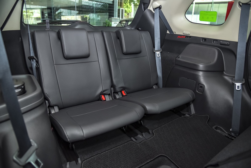 Đánh giá nhanh Mitsubishi Outlander: 15 điểm mới, giá gần như không đổi và cơ hội bám đuổi Honda CR-V, Mazda CX-5 - Ảnh 10. Đánh giá nhanh Mitsubishi Outlander: 15 điểm mới, giá gần như không đổi và cơ hội bám đuổi Honda CR-V, Mazda CX-5 - Ảnh 10.