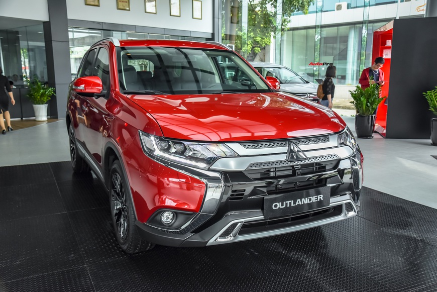 Đánh giá nhanh Mitsubishi Outlander: 15 điểm mới, giá gần như không đổi và cơ hội bám đuổi Honda CR-V, Mazda CX-5 - Ảnh 13. Đánh giá nhanh Mitsubishi Outlander: 15 điểm mới, giá gần như không đổi và cơ hội bám đuổi Honda CR-V, Mazda CX-5 - Ảnh 13.