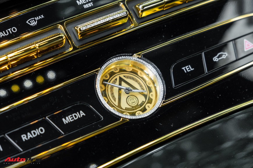 Chủ nhân chi 3 tỷ đồng mạ vàng Mercedes-Benz E 300 AMG tại Sài Gòn: 1 năm thi công, 30 nghệ nhân thực hiện, nội thất đính kim cương - Ảnh 15. Chủ nhân chi 3 tỷ đồng mạ vàng Mercedes-Benz E 300 AMG tại Sài Gòn: 1 năm thi công, 30 nghệ nhân thực hiện, nội thất đính kim cương - Ảnh 15.