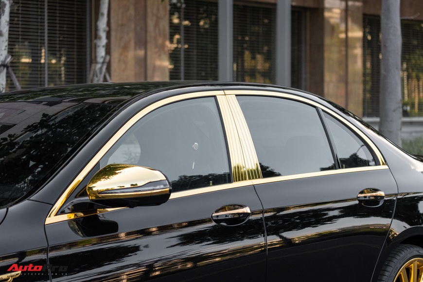 Chủ nhân chi 3 tỷ đồng mạ vàng Mercedes-Benz E 300 AMG tại Sài Gòn: 1 năm thi công, 30 nghệ nhân thực hiện, nội thất đính kim cương - Ảnh 7. Chủ nhân chi 3 tỷ đồng mạ vàng Mercedes-Benz E 300 AMG tại Sài Gòn: 1 năm thi công, 30 nghệ nhân thực hiện, nội thất đính kim cương - Ảnh 7.