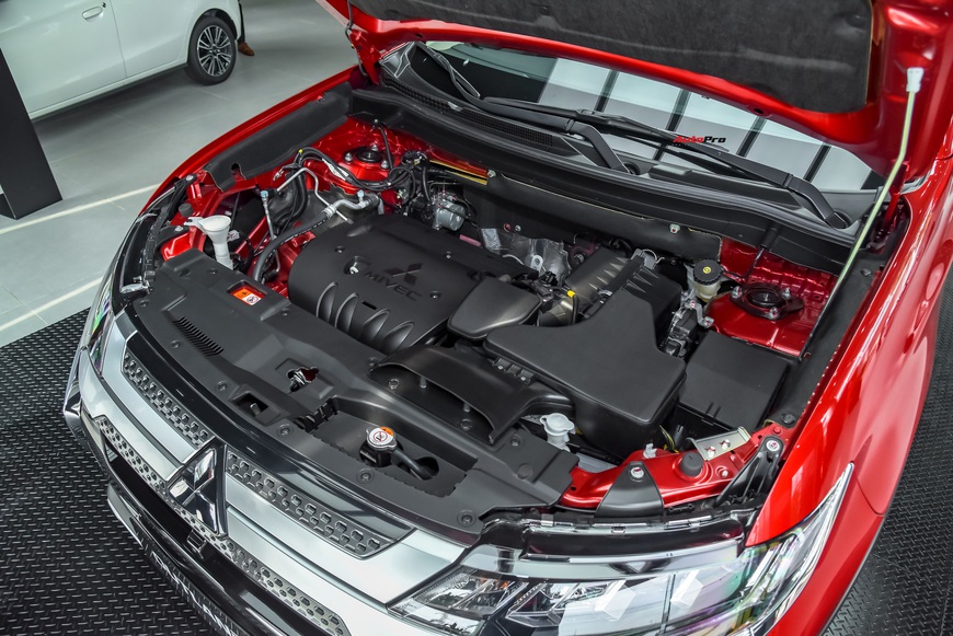 Đánh giá nhanh Mitsubishi Outlander: 15 điểm mới, giá gần như không đổi và cơ hội bám đuổi Honda CR-V, Mazda CX-5 - Ảnh 12. Đánh giá nhanh Mitsubishi Outlander: 15 điểm mới, giá gần như không đổi và cơ hội bám đuổi Honda CR-V, Mazda CX-5 - Ảnh 12.