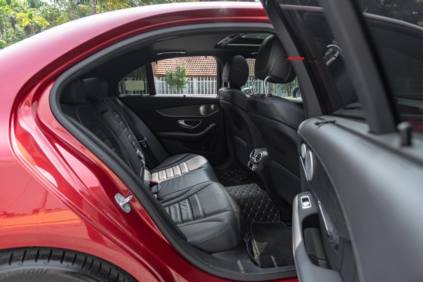Chạy 7.000 km, đại gia Việt vẫn bán Mercedes-Benz C300 AMG ngang ngửa giá mua mới - Ảnh 8. Chạy 7.000 km, đại gia Việt vẫn bán Mercedes-Benz C300 AMG ngang ngửa giá mua mới - Ảnh 8.
